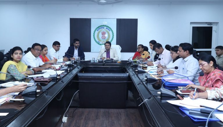 *स्कूलों में पाठय-पुस्तक और गणवेश वितरण करें सुनिश्चित-कलेक्टर श्री कार्तिकेया गोयल*