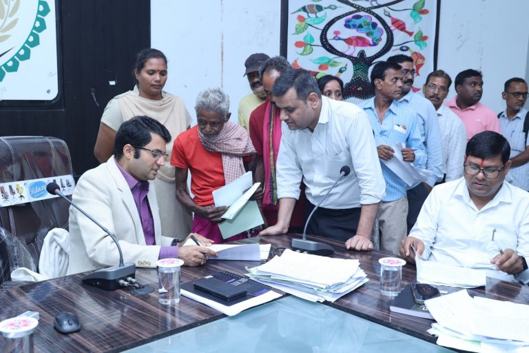 *जनदर्शन में प्राप्त आवेदनों पर ले रहे कलेक्टर श्री गोयल संज्ञान, तेजी से कार्रवाई के अधिकारियों को दिए निर्देश*