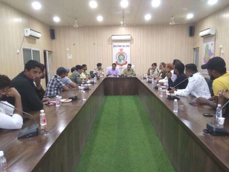 *रायगढ़ पुलिस कंट्रोल रूम में रथ यात्रा और मोहर्रम पर्व को लेकर ली गई शांति समिति की बैठक*….