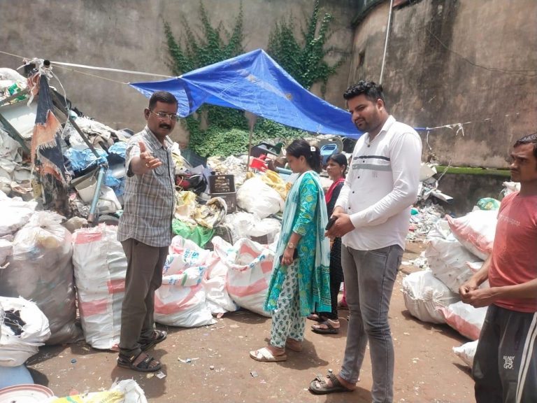 *डेंगू के रोकथाम एवं नियंत्रण हेतु विशेष अभियान के तहत सोर्स रिडक्शन एवं लार्वा सर्वे का किया जा रहा कार्य*