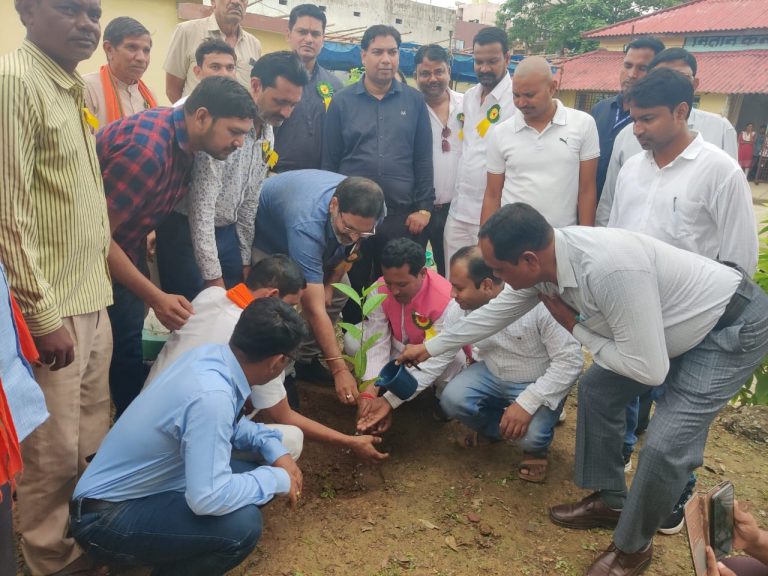 सांसद राधेश्याम ने यूथ सेंटर मे एक पेड़ माँ के नाम से कटहल का पौधा लगाया