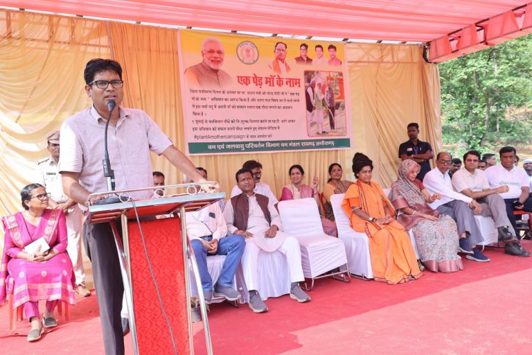 *’एक पेड़ मां के नाम’: वित्त मंत्री श्री ओ.पी.चौधरी ने मां के साथ लगाया पीपल का पेड़*