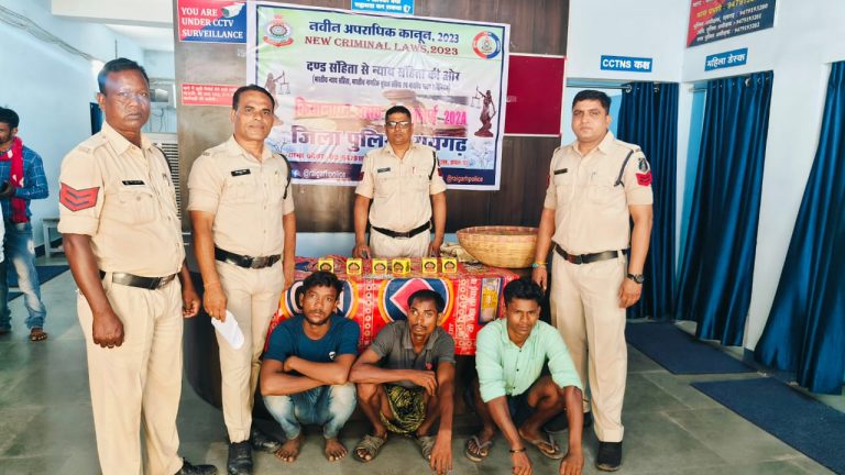 *कार्रवाई : ग्राम कुसमुरा में खुडखुडिया पट्टी बिछाकर जुआ खेल रहे 03 युवक गिरफ्तार, कोतरारोड़ पुलिस ने जुआरियों को भेजा रिमांड पर*…..