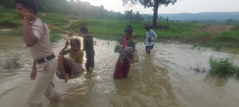 *संवेदनशील पुलिसिंग: पुलिस के जवान ने पेश की मानवता की मिसाल*….