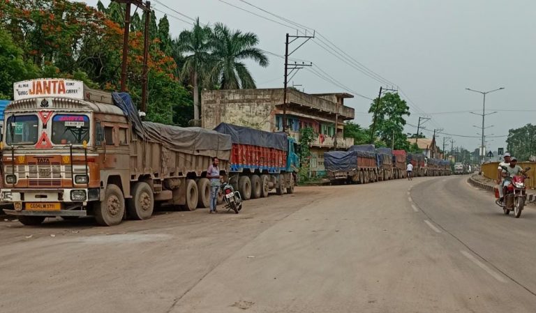 ट्रांसपोर्टेरो की मनमानी चरम पर , दुर्घटनाओं को न्यौता दे रहे ब्लैक स्पॉट में खड़ी भारी वाहनें….