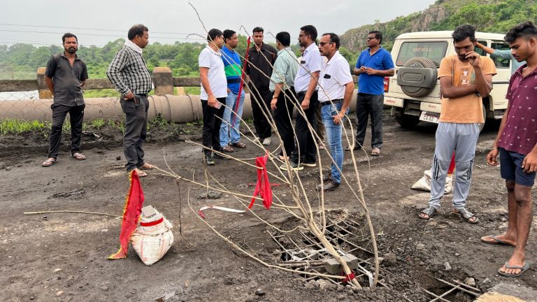 *अपर कलेक्टर श्री पाण्डेय ने किया गोवर्धनपुर पुल का निरीक्षण*