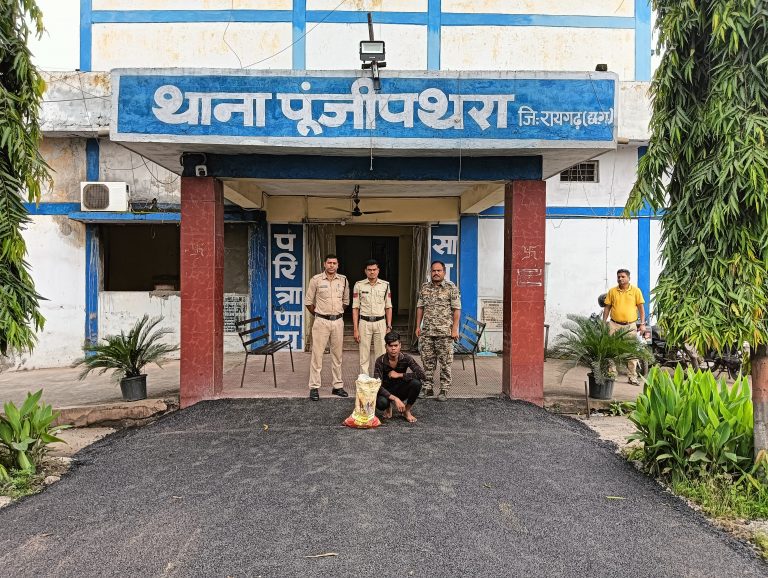 *अवैध शराब पर कार्रवाई : ग्राम देलारी में 39 पन्नी पाऊच महुआ शराब के साथ आरोपी गिरफ्तार*…..