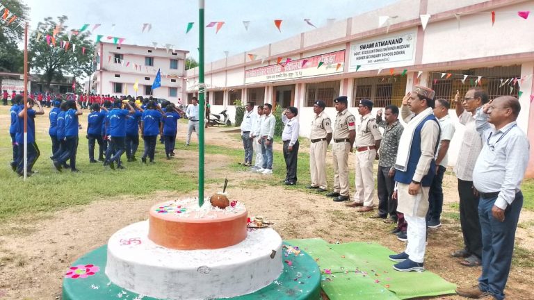 दोकड़ा में हर्षोल्लास के साथ ध्वजारोहण किया सालिक साय ने