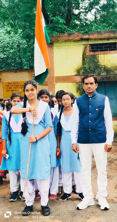 *शासकीय उच्चतर माध्यमिक विद्यालय भूपदेवपुर जन भागीदारी समिति के नए नियुक्त अध्यक्ष एवं महामंत्री भाजपा चपले मण्डल खेम कुमार साहू ने किया ध्वजा रोहण*