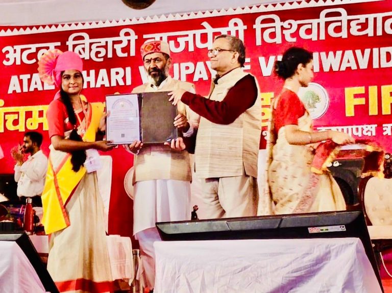 *राज्यपाल के हाथों श्रेयांशी राठौर ने बैचलर ऑफ लाइब्रेरी एंड इनफार्मेशन साइंस की डिग्री प्राप्त की*