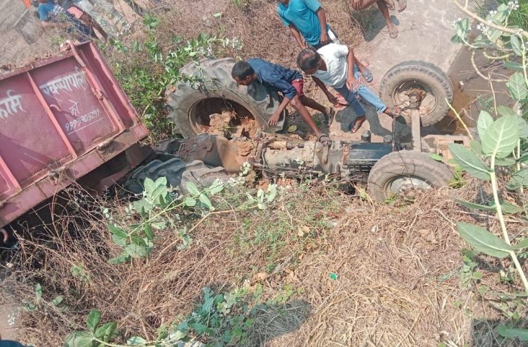 BIG BREAKING : ट्रेक्टर अनियंत्रित होकर पलटी,दबकर ड्राइवर कि ऑन द स्पॉट डेथ मौत 