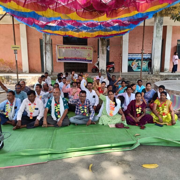 लैलूंगा में सचिवों का एक दिवसीय भूख हड़ताल, मांगों को लेकर जताया विरोध