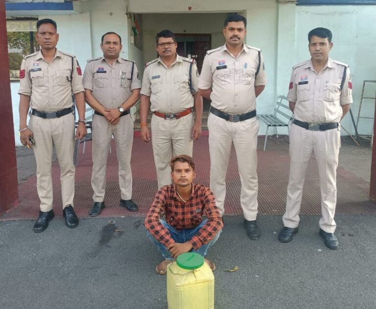तराईमाल के “अपना ढाबा” और गेरवानी डीपापारा में पूंजीपथरा पुलिस की अवैध शराब पर कार्रवाई&nbsp; अंग्रेजी और महुआ शराब के साथ दो आरोपी&nbsp; गिरफ्तार