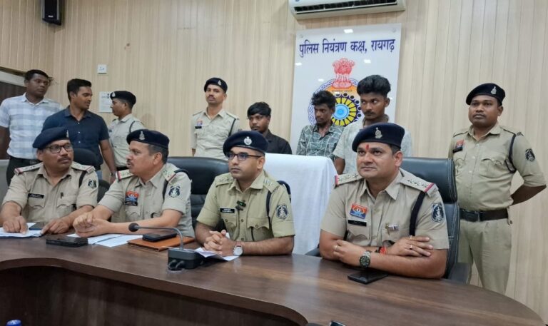 कोतवाली पुलिस ने लूटपाट गैंग का 48 घंटे के भीतर किया भंडाफोड़लूटपाट के तीन आरोपी गिरफ्तार, लूटी गई रकम व मोबाइल बरामद कर आरोपियों के दो बाइक की जप्ती