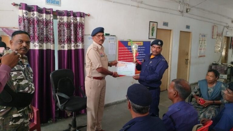 कोटवारों, मेधावी छात्रों, स्वच्छता दीदियों और पुलिस मित्रों का सम्मान, दी जनजागरूकता की प्रेरणा