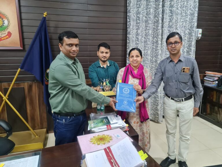 रायगढ़ मेडिकल कॉलेज के डॉ0 किशोर पटेल ने पुलिस अधीक्षक को पुलिसकर्मियों के स्वास्थ्य पर बनी थीसिस किया भेंट