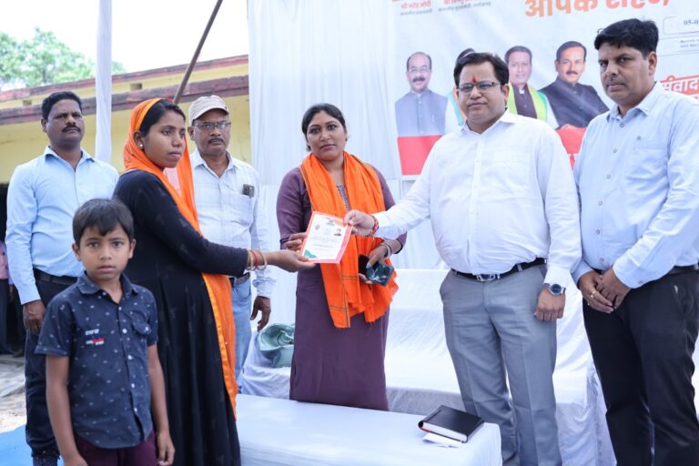 सुशासन तिहार के तीसरे चरण में आज 12 स्थानों में लगा समाधान शिविरलोक सभा सांसद राधेश्याम राठिया तमनार में आयोजित समाधान शिविर में हुए शामिलसमाधान शिविर में प्राप्त आवेदनों के निराकरण एवं विभागीय योजनाओं की दी गई जानकारी