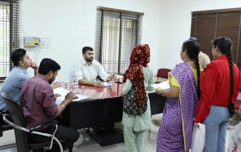 जनदर्शन में पहुंचे जिले भर के लोग, कलेक्टर चतुर्वेदी ने सुनी समस्याएंजनदर्शन में प्राप्त आवेदनों के गुणवत्ता पूर्ण निराकरण के दिए निर्देशमंगलवार को अब दोपहर 12 बजे से कलेक्टर चेंबर-प्रतीक्षा कक्ष में आयोजित होता है जनदर्शन