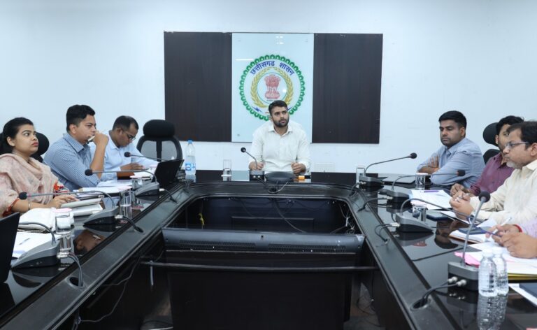 शत प्रतिशत गर्भवती महिलाओं को करें चिन्हांकित-कलेक्टर मयंक चतुर्वेदीसमय पर राशन वितरण नहीं करने और राशन दुकान संचालन में गड़बड़ी पर त्वरित और सख्त कार्रवाई के कलेक्टर चतुर्वेदी ने दिए निर्देशकलेक्टर चतुर्वेदी ने ली साप्ताहिक समय-सीमा की बैठक