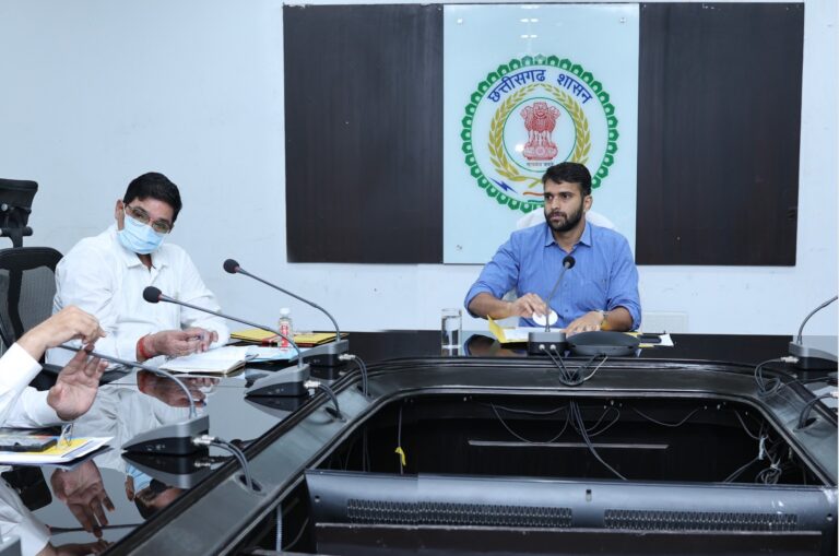 निजी स्कूल प्रबंधन किसी स्थान विशेष से किताबें और यूनिफॉर्म खरीदने के लिए नहीं करें बाध्यकलेक्टर मयंक चतुर्वेदी ने निजी स्कूल संचालकों की बैठक लेकर दिए सख्त निर्देश, कहा-उल्लंघन पर होगी कार्रवाईपालकों को अपनी सुविधानुसार किताबें और गणवेश खरीदने की हो स्वतंत्रता-कलेक्टर मयंक चतुर्वेदीस्कूली वाहनों के नियमित फिटनेस जांच के लिए किया गया निर्देशित, लापरवाही पर प्रबंधन पर तय होगी जिम्मेदारीशासन द्वारा घोषित अवकाश के पालन के दिए निर्देश