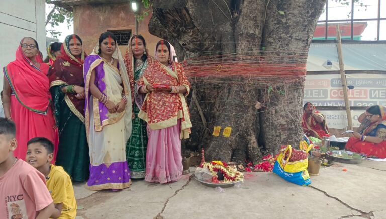 लैलूंगा में महिलाओं ने श्रद्धा और आस्था के साथ किया वट सावित्री व्रत का पूजन