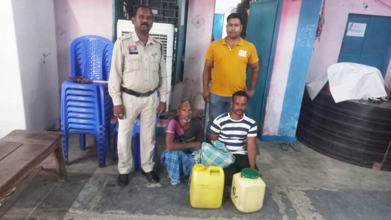 जूटमिल पुलिस की ग्राम गुड़गहन में दबिश, अवैध शराब बिक्री करते दो आरोपी गिरफ्तार, 25 लीटर महुआ शराब बरामद
