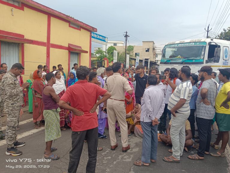 अस्पताल के बाहर धरने पर बैठे यूथ कांग्रेस नेता अपरांश सिन्हा, मृतक परिजन को न्याय दिलाने की माँग