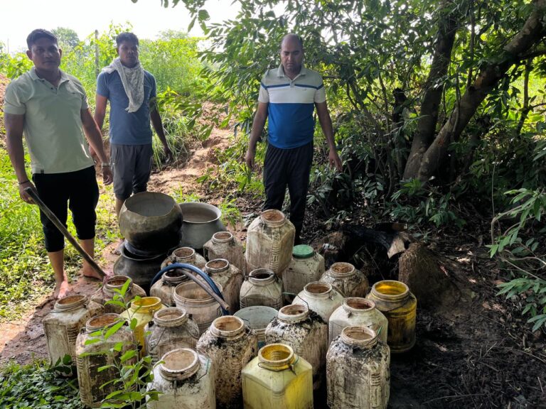 ग्राम बायंग में अवैध महुआ शराब पर कोतरारोड पुलिस की बड़ी कार्रवाई, नाला किनारे जमीन अंदर छिपाकर डिब्बों में रखा महुआ पास किया गया नष्ट