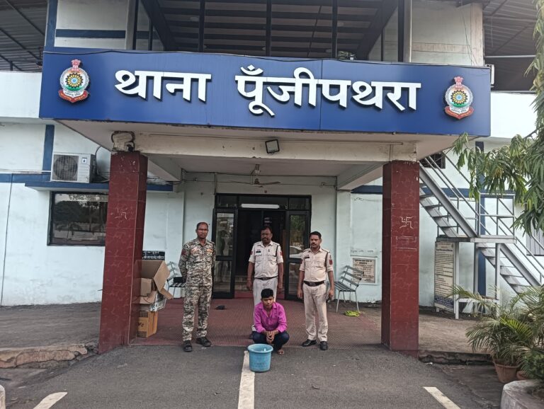 जिलेभर में अवैध शराब कारोबार पर पुलिस का शिकंजा,&nbsp; जूटमिल, पूंजीपथरा, छाल, धरमजयगढ़ में महुआ शराब के साथ आरोपी गिरफ्तार