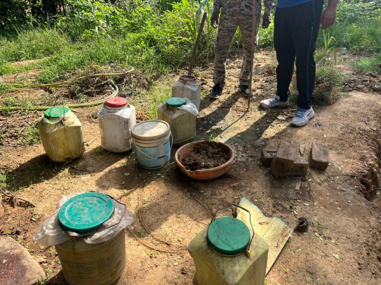 ग्राम नवरंगपुर में अवैध शराब बनाने के ठिकाने पर कोतरारोड़ पुलिस छापा, भारी मात्रा में शराब बनाने की सामग्री नष्ट