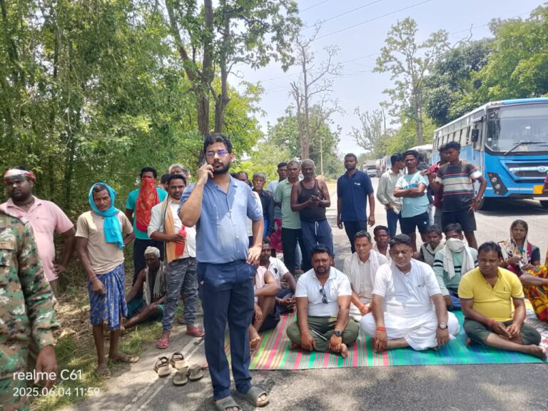लिक्विड गैस टैंकर से फैली जहरीली गैस, जनपद उपाध्यक्ष मनोज सुखन ने धरना देकर जताया विरोध, तहसीलदार के आश्वासन पर समाप्त हुआ प्रदर्शन