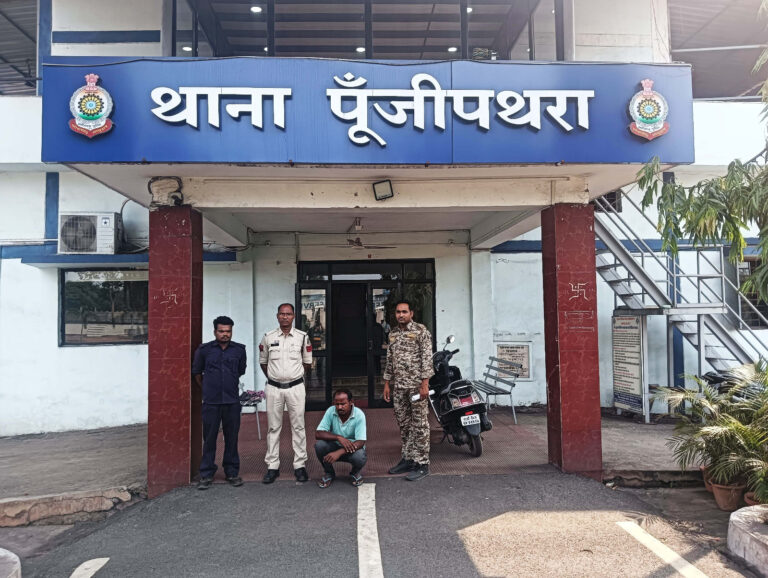 15 टन सरिया हेराफेरी : पूंजीपथरा पुलिस ने चोरी की संपत्ति खरीदने वाले आरोपी को ओडिशा में दबोचा, ट्रक और चोरी माल बरामद