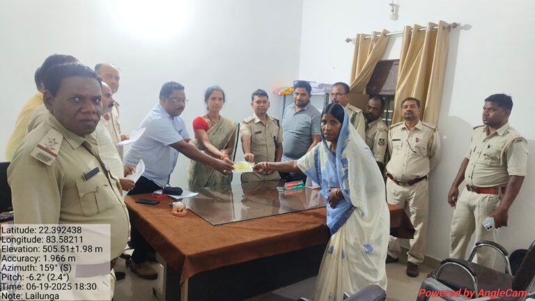 लैलूँगा ~ जंगल बना मौत का सबब: हाथी-सुअर के हमलों में दो ग्रामीणों की दर्दनाक मौत, परिजनों को मिला 6-6 लाख मुआवजा