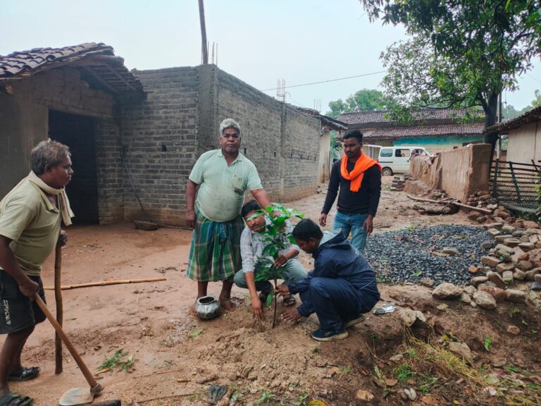 लैलूँगा ~ गहना झरिया के 333 पीएम आवास के हितग्राहियों ने आवास परिसर में किया पौधरोपणआम, जामून एवं कटहल के लगाए पौधे, पर्यावरण की सुरक्षा और हरियाली बढ़ाने की जताई प्रतिबद्धता