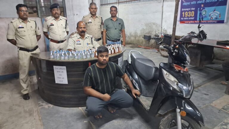 एक्टिवा में शराब परिवहन करते युवक गिरफ्तार, 60 पाव अंग्रेजी और देशी शराब बरामद, जूटमिल पुलिस की कार्रवाई