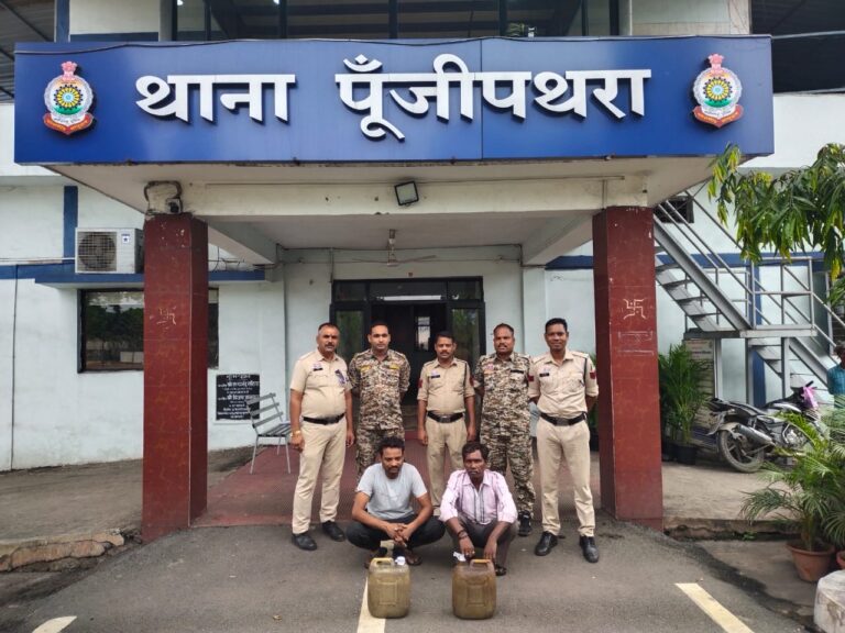 पुसौर और पूंजीपथरा क्षेत्र में अवैध शराब पर&nbsp; कार्रवाई, चार आरोपी गिरफ्तार, 26 लीटर महुआ शराब जब्त