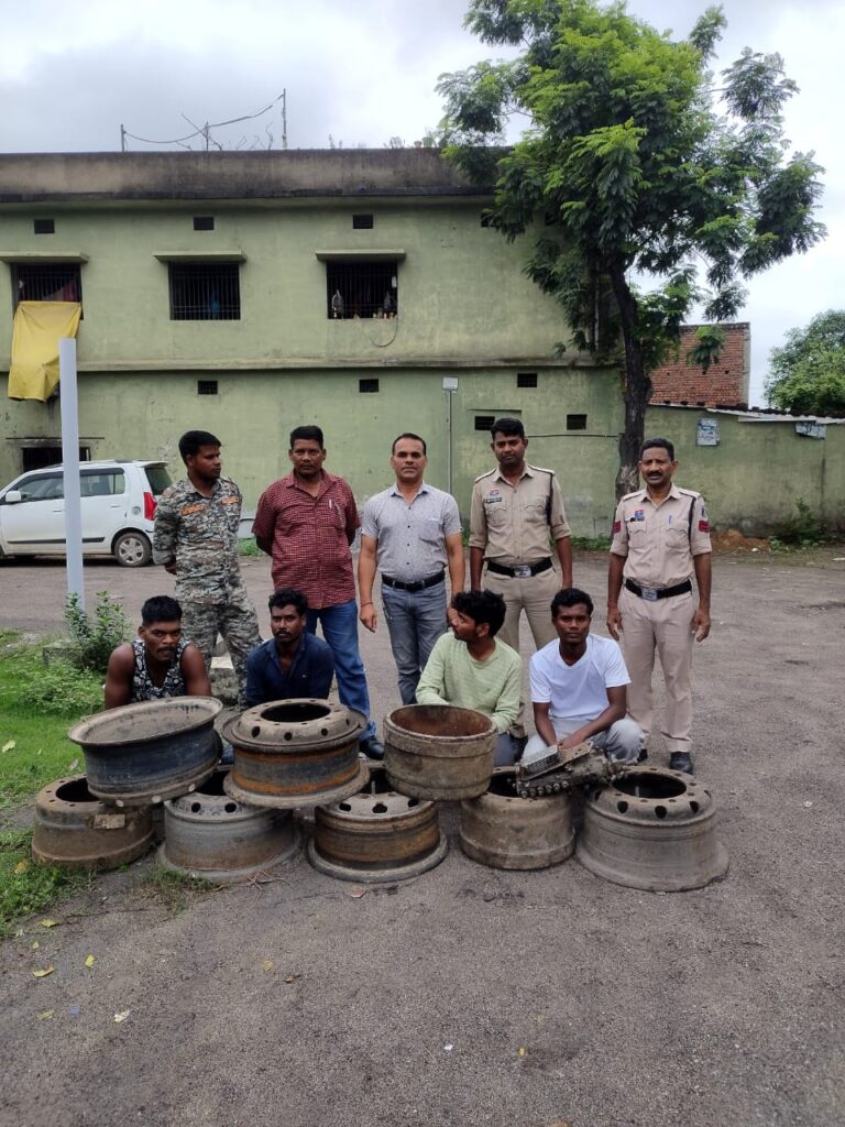 जोरापाली इंडस्ट्रीज से चोरी का कोतरारोड़ पुलिस ने किया पर्दाफाशएक विधि के साथ संघर्षरत बालक समेत पांच आरोपी गिरफ्तार, चोरी का सारा माल बरामद