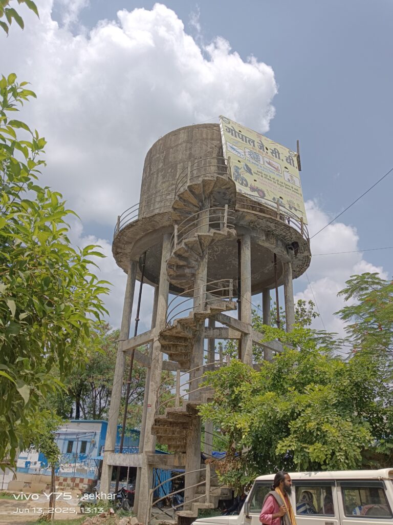 लैलूंगा PHE विभाग की जर्जर टंकी बनी खतरे की घंटी, बड़ा हादसा कभी भी हो सकता है….