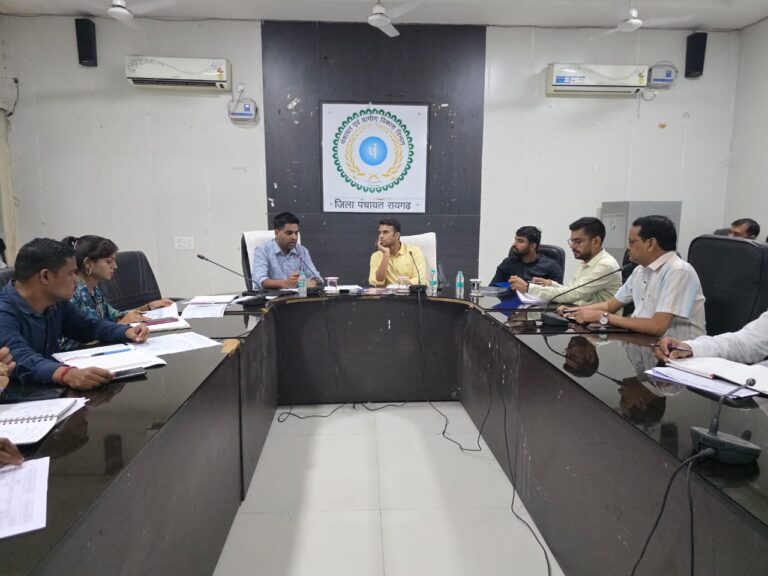आवास निर्माण में कम प्रगति वाले पंचायतों की हुई समीक्षा, तीन सचिवों को नोटिसपीएम आवास की शत-प्रतिशत पूर्णता के लिए तत्परता से करें कार्य-कलेक्टर मयंक चतुर्वेेदीनियमित फील्ड निरीक्षण के दिए निर्देश