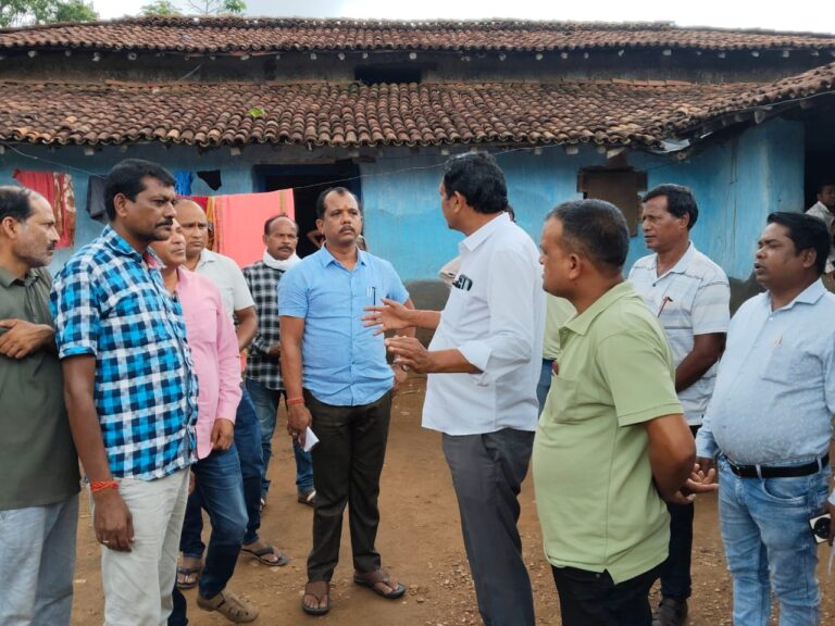 सांप के काटने से छात्र की मौत पर शोक में डूबा गांव, जिप अध्यक्ष सालिक ने परिजनों से की मुलाकात