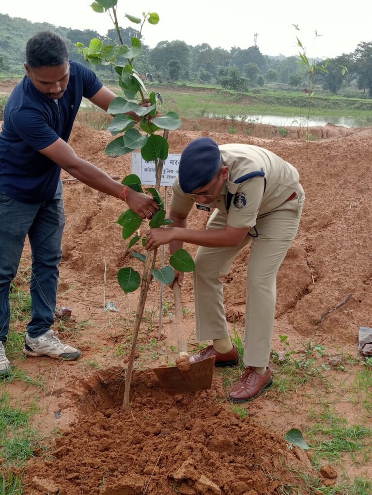 आईजी संजीव शुक्ला ने की रायगढ़ पुलिस के वृक्षारोपण अभियान की सराहना, फायरिंग रेंज में स्वयं लगाया पौधा