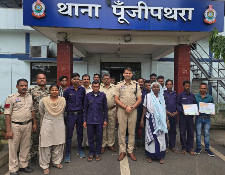 रोड एक्सीडेंट में घायलों की मदद करने वालों का पूंजीपथरा थाना में सम्मान, थाना प्रभारी ने कोटवारों को दिया दायित्वों की जानकारी… पढ़िए पूरी खबर 