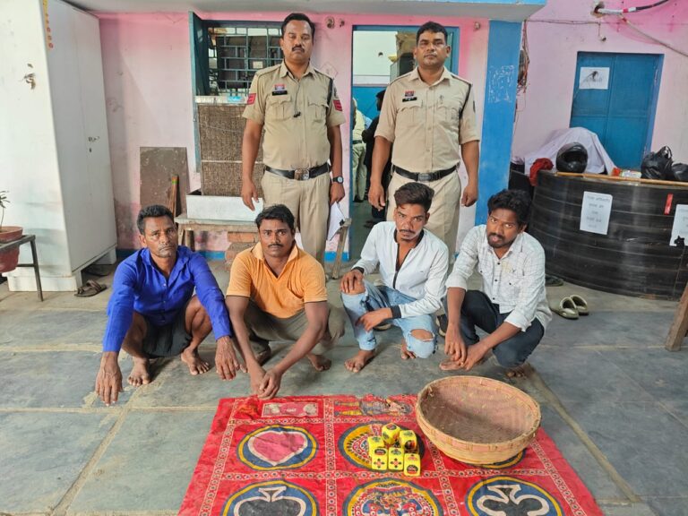 ग्राम बनसिया के मैदान में खुडखुड़िया जुआ खेलते चार गिरफ्तार, जूटमिल पुलिस की कार्रवाई में जुआ सामग्री जब्त
