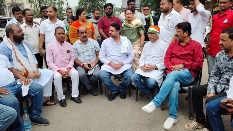 रायगढ़ में 2 घंटे रहा चक्का जाम, बड़ी संख्या में जुटे कांग्रेसी पूर्व मंत्री उमेश पटेल ने लगाया सरकार पर गंभीर आरोप