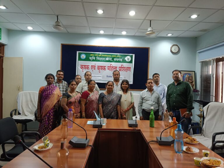 कृषि विज्ञान केन्द्र में कृषकों के लिए आयोजित किया गया मशरूम उत्पादन प्रशिक्षण कार्यक्रम22 कृषकों के साथ स्व-सहायता समूह की महिलाएं भी प्रशिक्षण में हुईं शामिलपैरा मशरूम उत्पादन, आयस्टर मशरूम और मशरूम बीज उत्पादन की प्रायोगिक विधि पर दी गई वीडियो और चल-चित्र के माध्यम से जानकारी