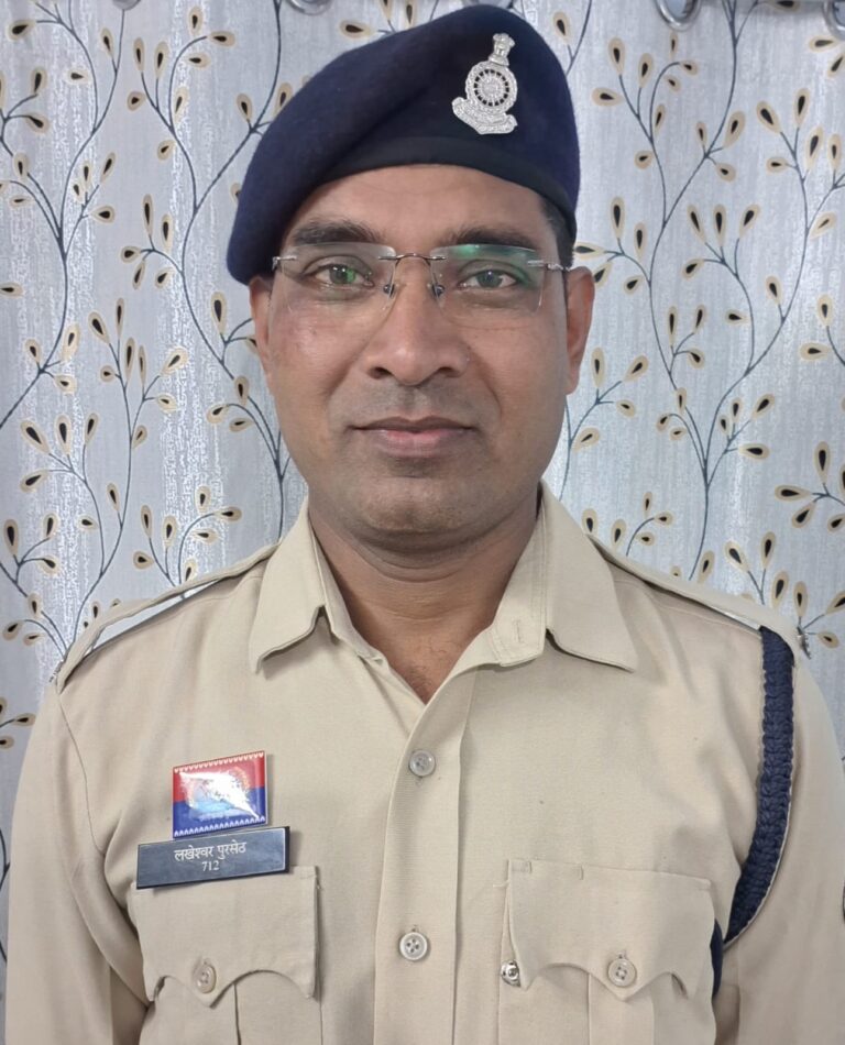 पुलिसकर्मी ने मोहल्ले की सुरक्षा के लिए लगाए कैमरे, “सुरक्षित सुबह” अभियान के तहत आरक्षक लखेश्वर पुरसेठ की पहल