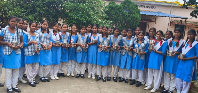पोषण की पहल : हाई स्कूल के छात्रावासी बच्चों को अब स्कूल में मिलेगा पौष्टिक भोजनटिफिन वितरण की हुई शुरुआत, 1800 बच्चे होंगे लाभान्वितकलेक्टर मयंक चतुर्वेदी के मार्गदर्शन में प्रारंभ हुई व्यवस्था