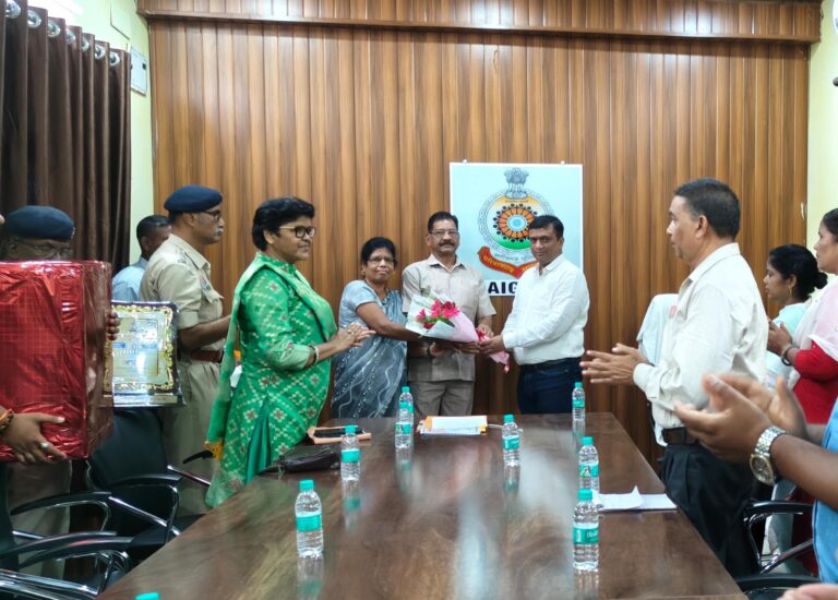 जिला पुलिस रायगढ़ के प्रधान आरक्षक ख्रिस्तप्यारा उत्तम दान कुजूर सेवा निवृत्त, पुलिस अधीक्षक ने किया सम्मानित