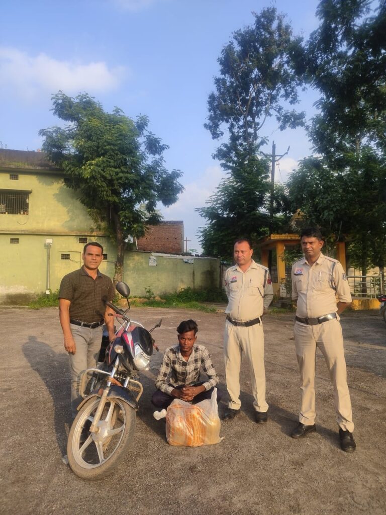 कोतरारोड़ पुलिस की शराब तस्करी पर कार्रवाई, 15 लीटर महुआ शराब, HF डीलक्स मोटरसाइकिल के साथ आरोपी गिरफ्तारपुसौर पुलिस की कार्रवाई में अवैध शराब के साथ महिला गिरफ्तार, 32 पाव देशी मदिरा जब्त