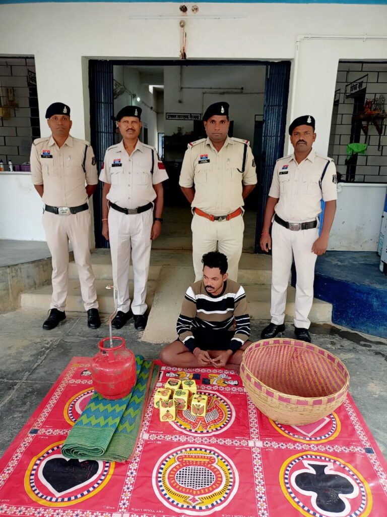 जोबी पुलिस की दबिश में खुडखुड़िया जुआ खेलाते रंगे हाथ पकड़ा गया आरोपी, नगदी और जुआ सामग्री जब्त